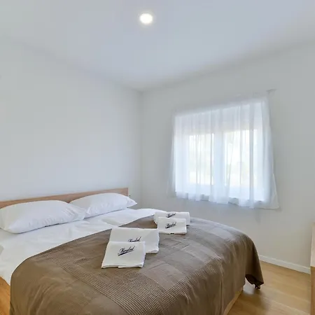 Apartment Mirakul Vir