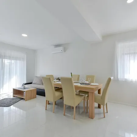 Mirakul Apartment *